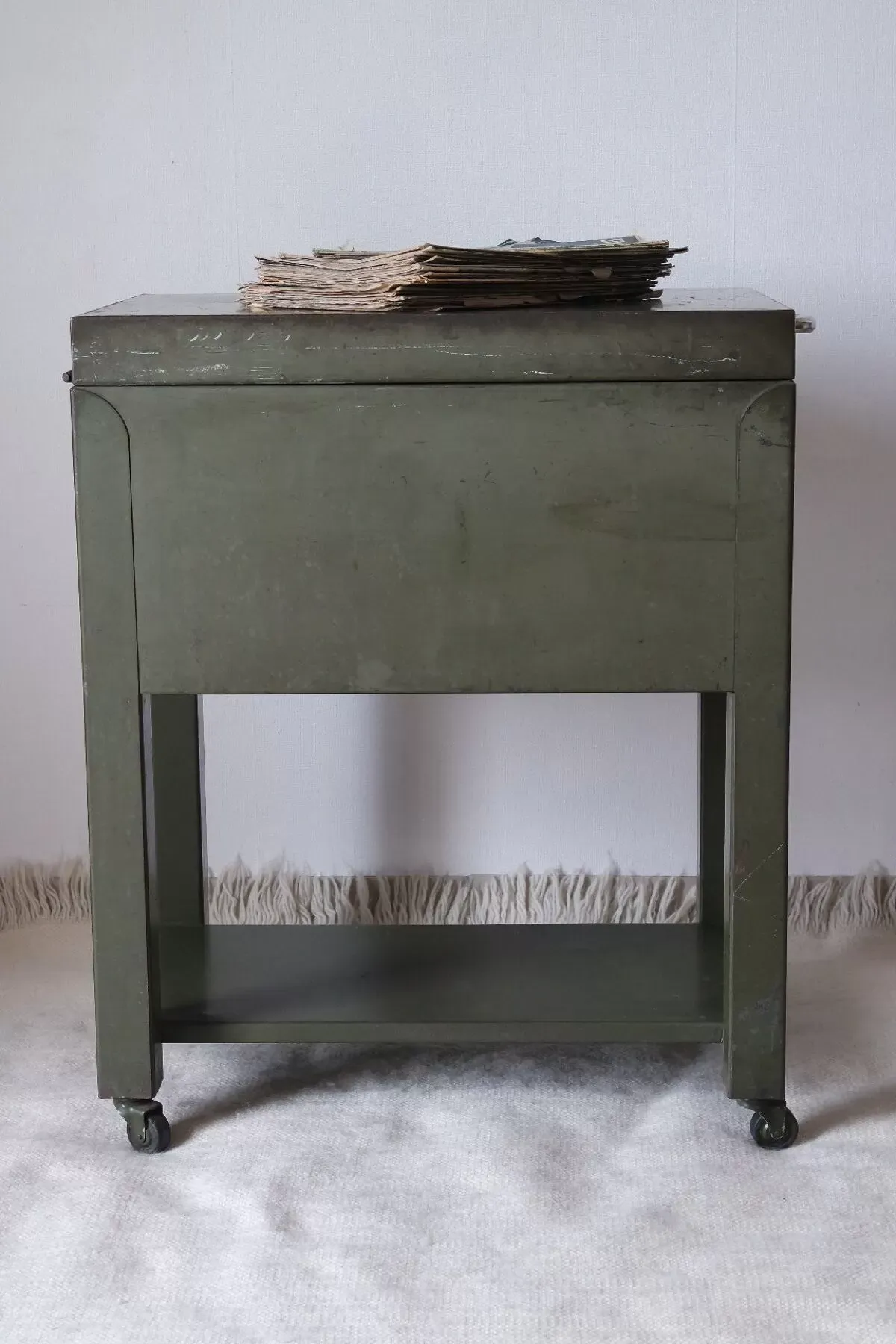 Illustration numéro 2 du produit Caisson à roulette industriel vintage