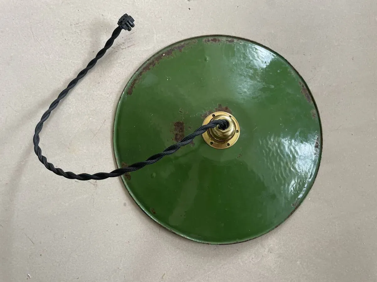 Illustration numéro 2 du produit Suspension d'atelier en tôle émaillée ancienne