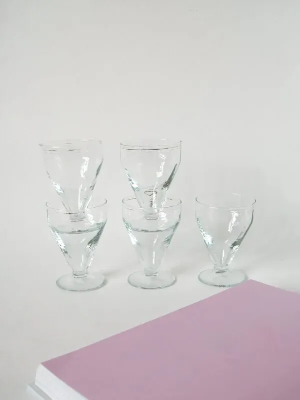 Illustration numéro 2 du produit lot de 5 verres à vin en verre soufflé début XXème