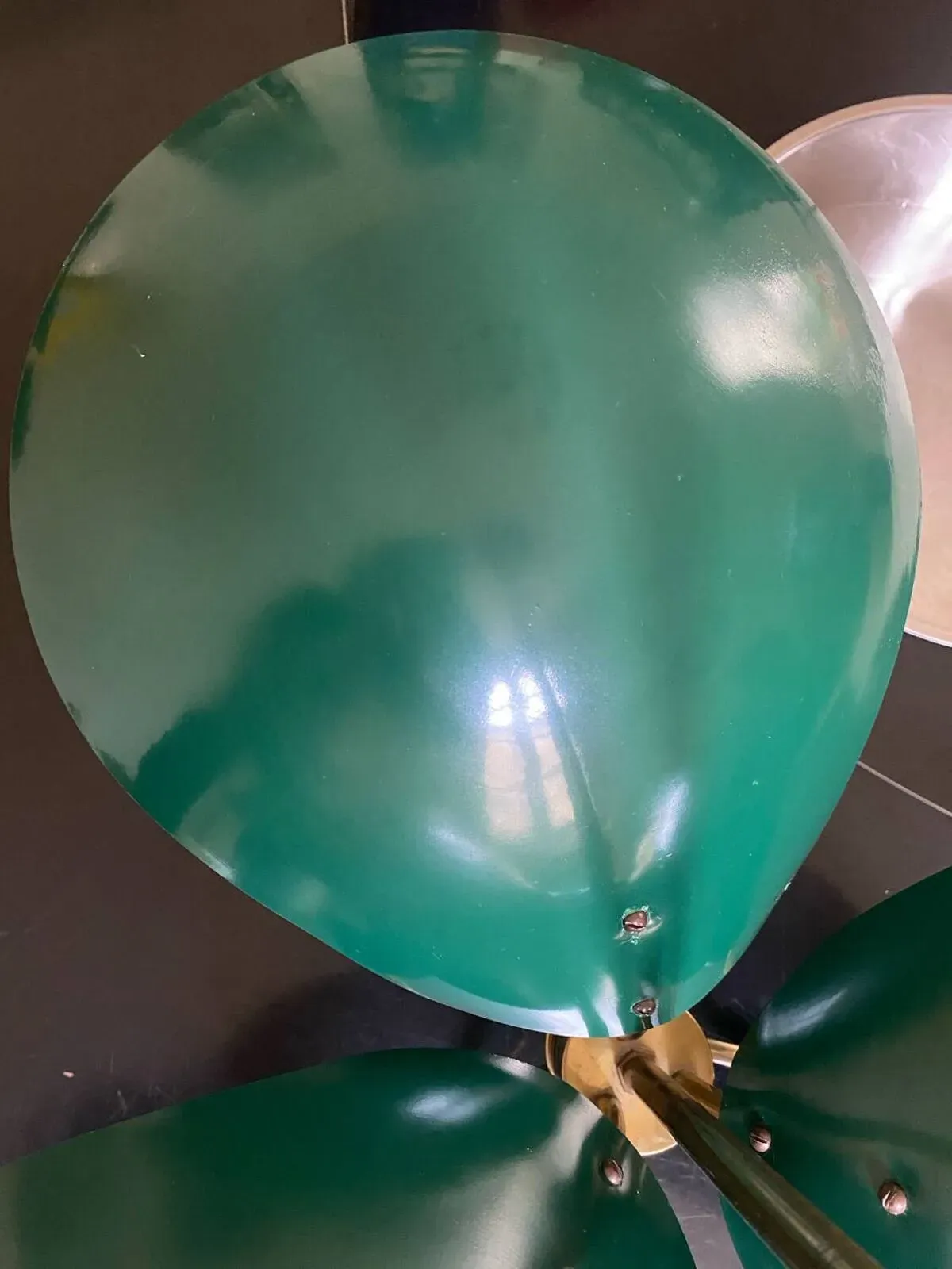 Illustration numéro 2 du produit Lustre 3 feux vintage en laiton doré et métal des années 50