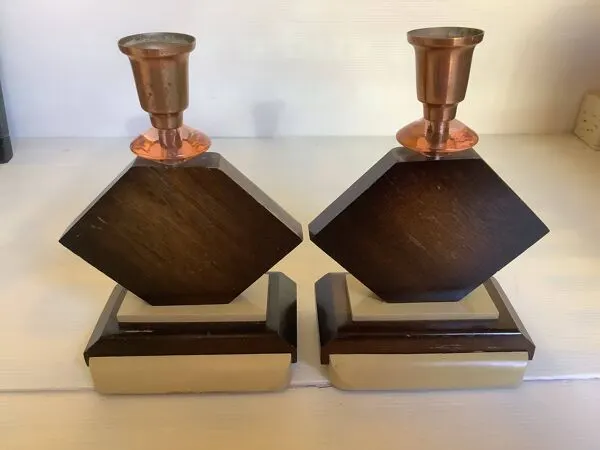 Illustration numéro 2 du produit Paire de bougeoirs géométriques en bois année 50
