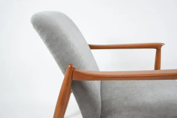 Illustration numéro 2 du produit Fauteuil vintage restauré d’origine designer E. Homma, tissu gris