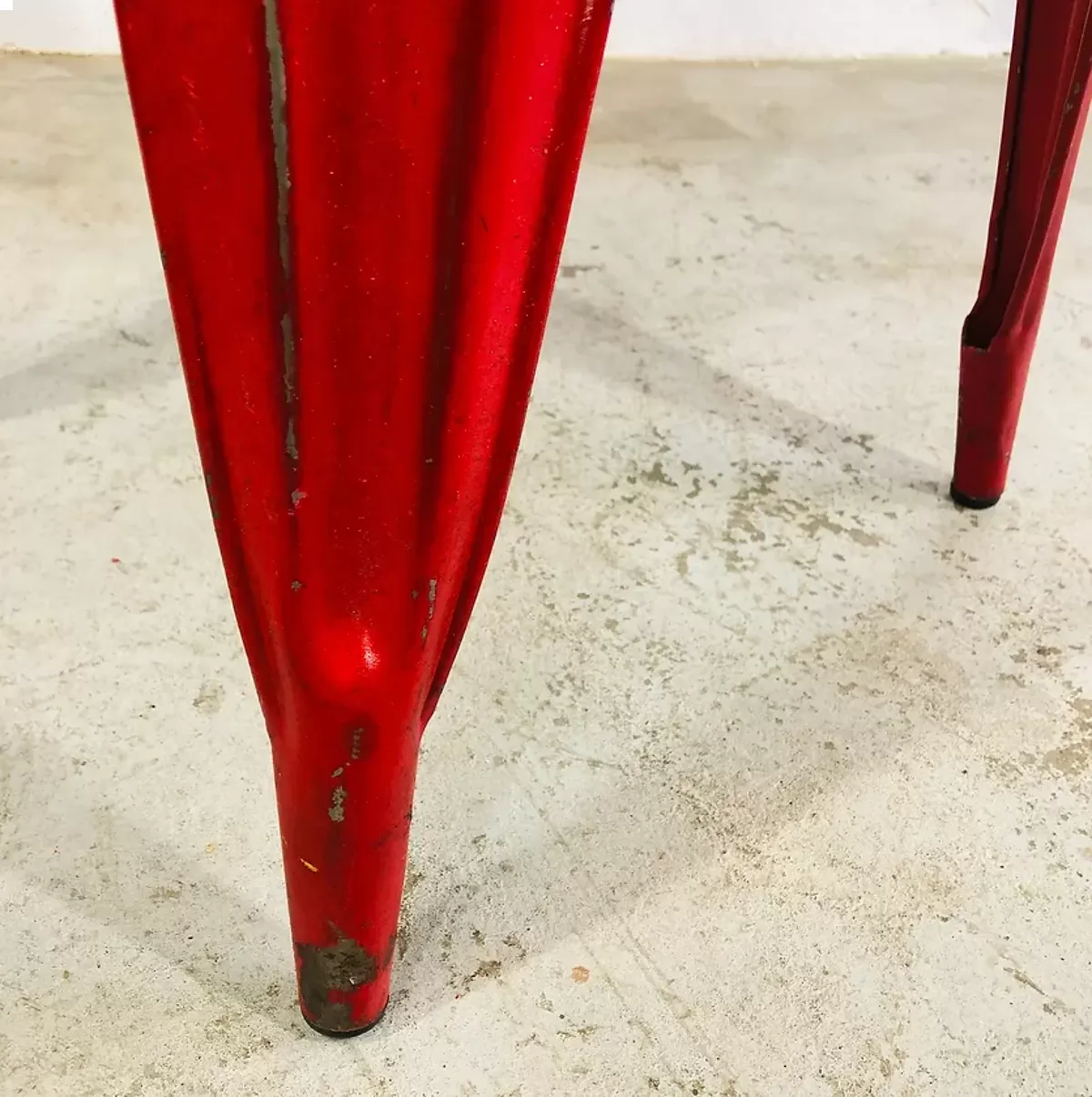 Illustration numéro 2 du produit Ensemble de quatre chaises basses en acier rouge