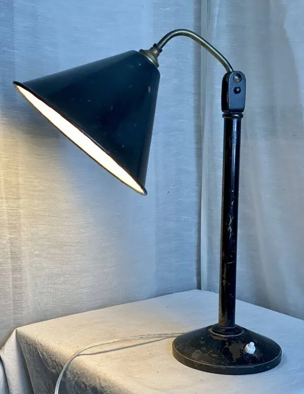 Illustration numéro 2 du produit Lampe d'atelier vintage 1950 métal peint et laiton