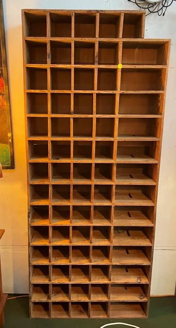 Illustration numéro 2 du produit Casier bois d’atelier, en sapin, années 60-70.