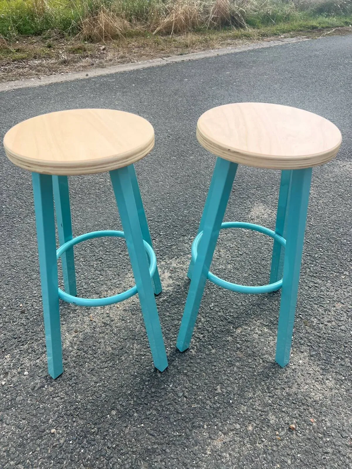 Illustration numéro 2 du produit Paire de tabourets