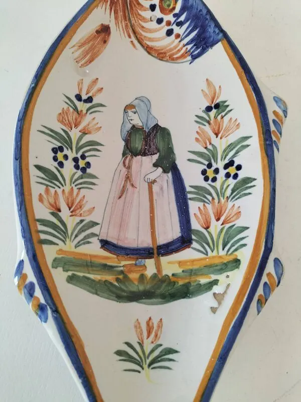 Illustration numéro 2 du produit Coupelle poisson Quimper Henriot décor breton peint à la main