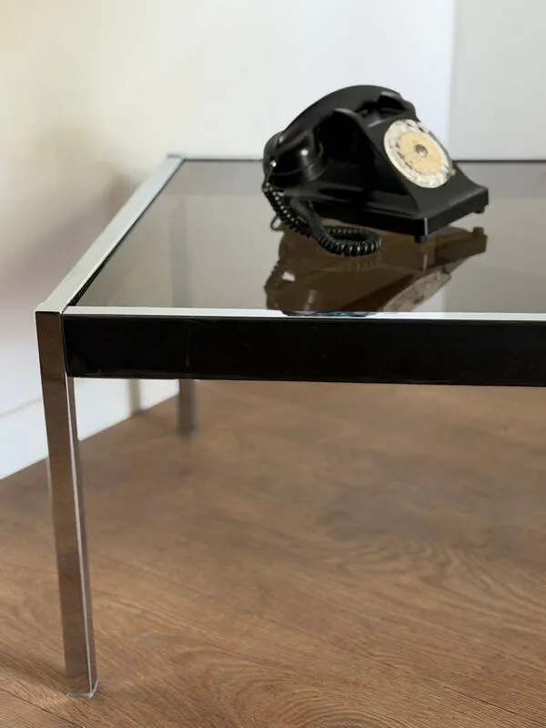 Illustration numéro 2 du produit Grande table basse design années 70 chrome, verre fumé et skaï