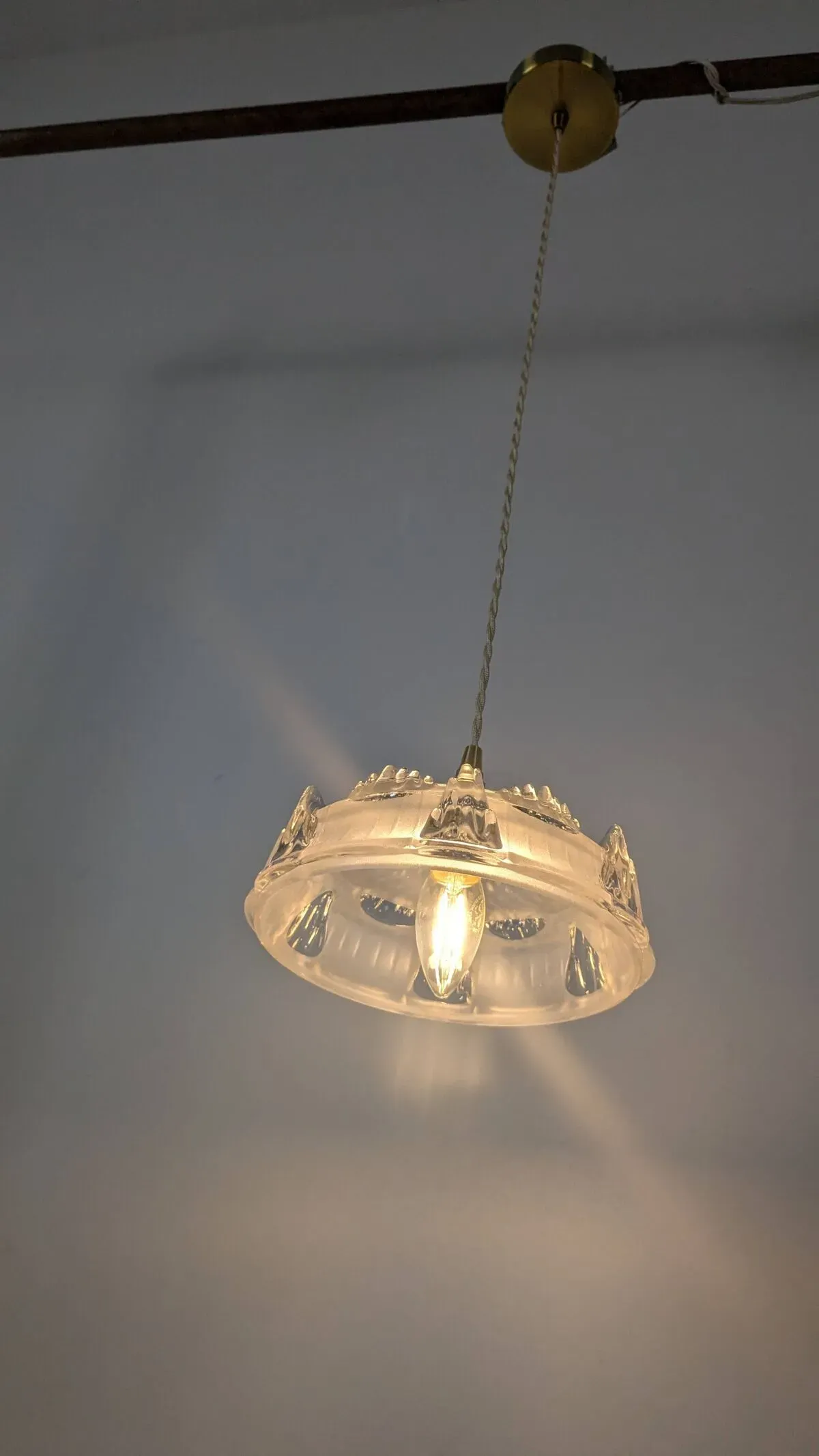 Illustration numéro 2 du produit Suspension vintage en verre moulé et laiton