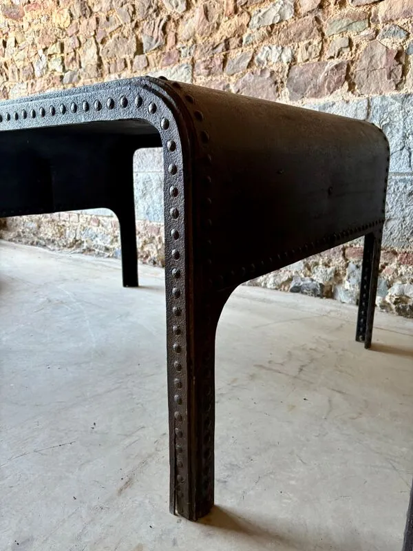 Illustration numéro 2 du produit Paire de grandes tables industrielles rivetées en métal