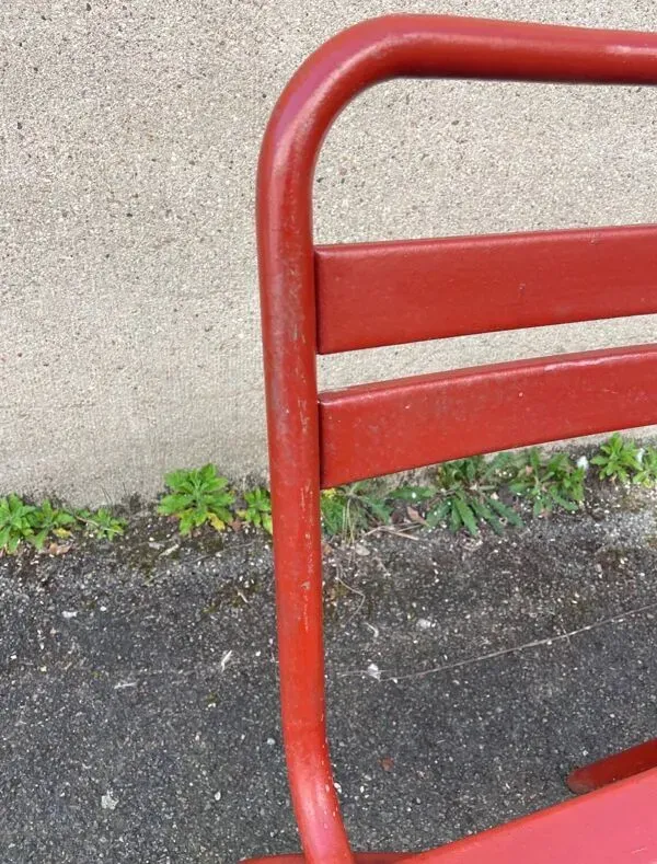 Illustration numéro 2 du produit 2 chaises style Tolix en métal rouge, France 1950