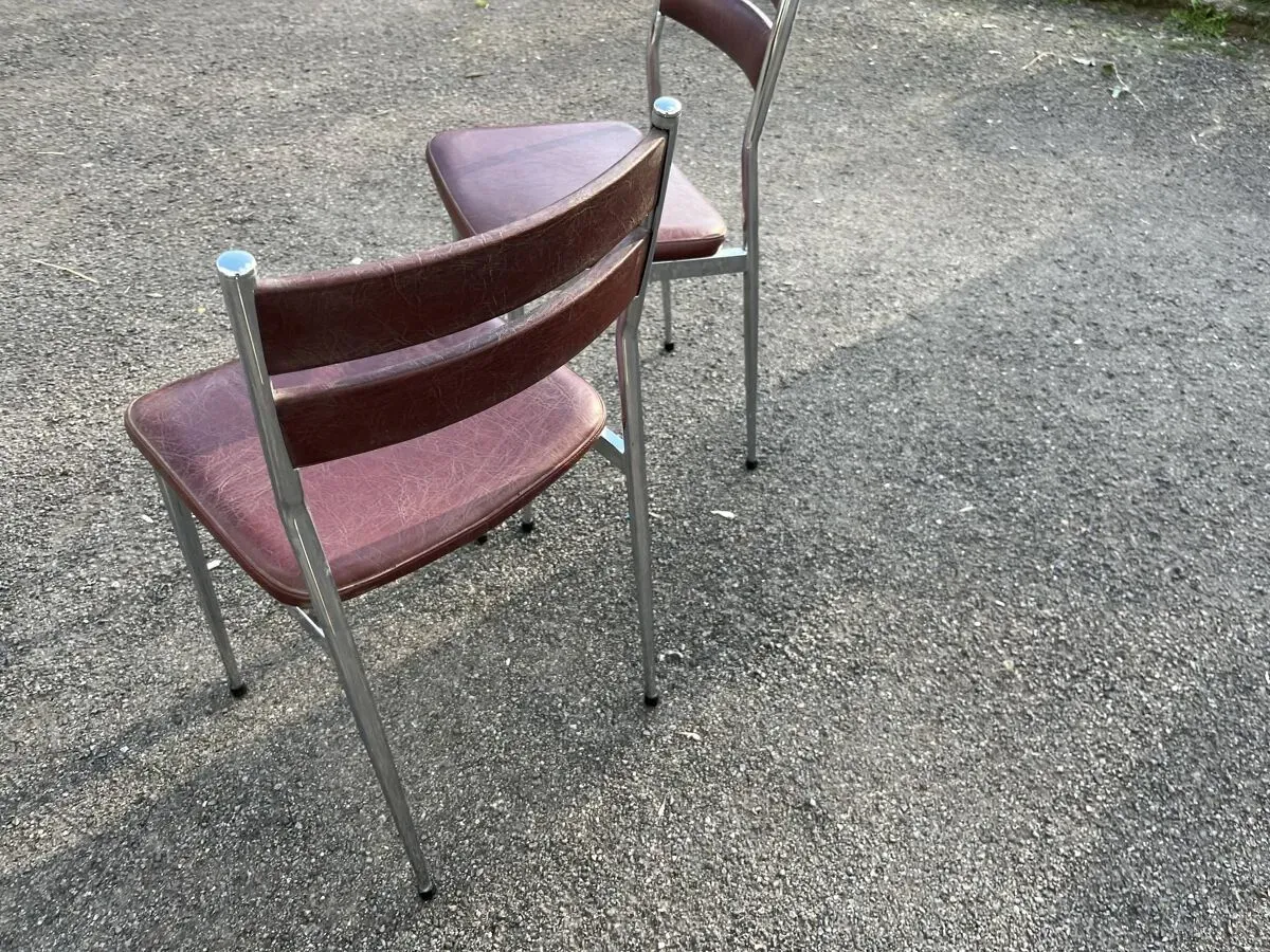 Illustration numéro 2 du produit Paire de chaises rétro en métal et cuir