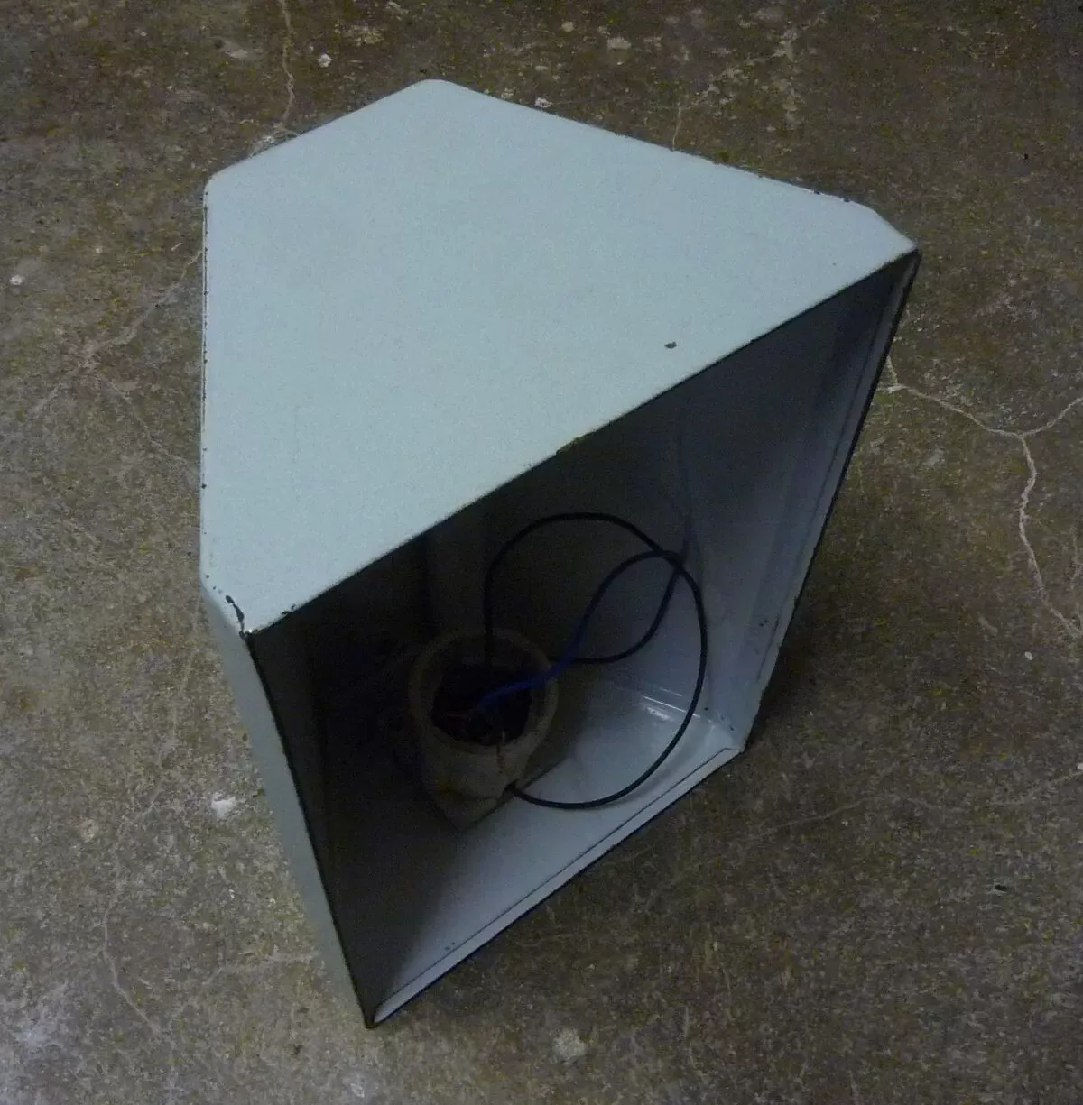 Illustration numéro 2 du produit Suspension industrielle en métal plié émaillé vintage 60s