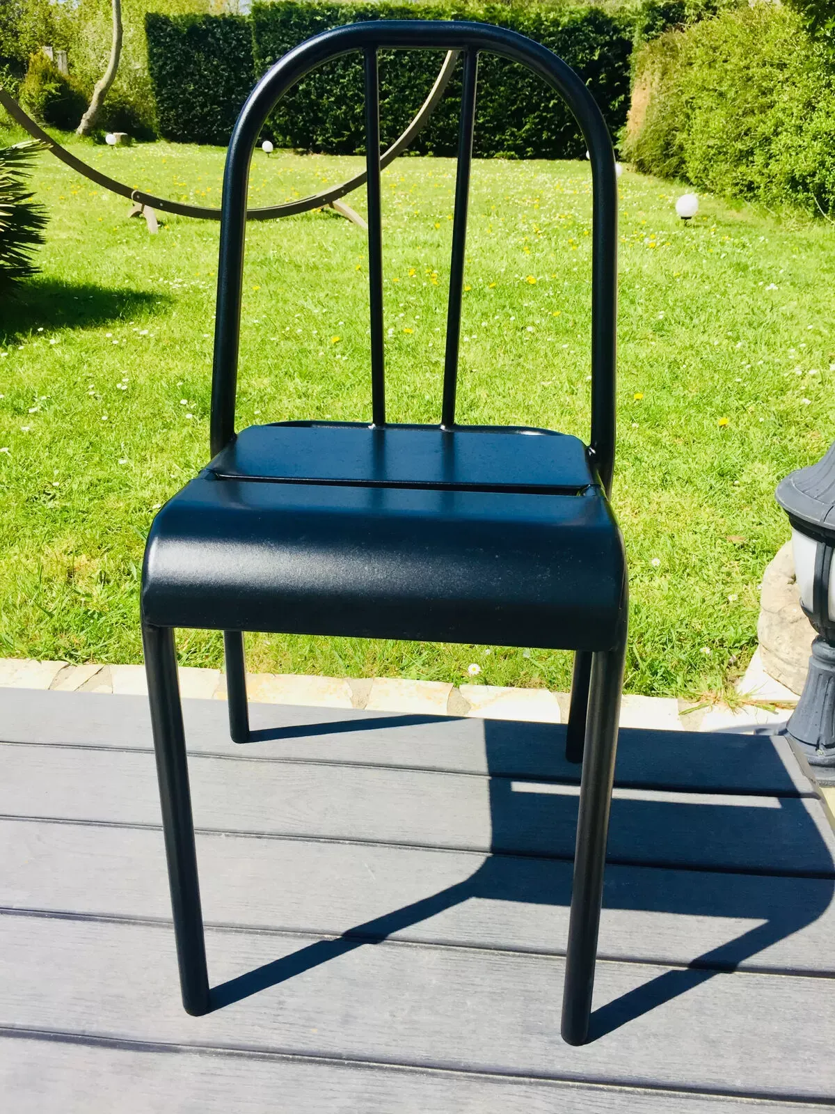 Illustration numéro 2 du produit Chaise industrielle en métal