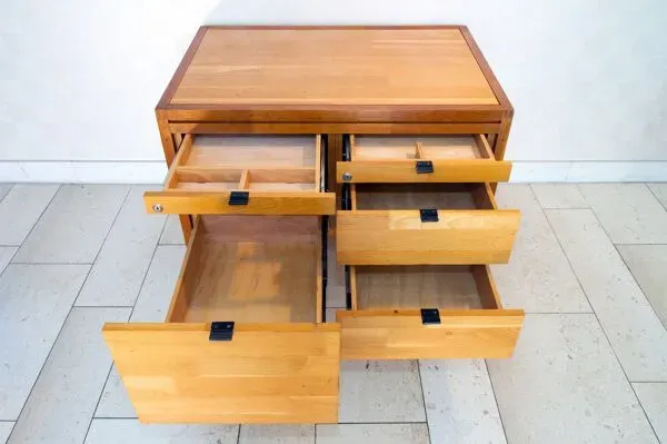 Illustration numéro 2 du produit Meuble de métier, artiste, provenance scandinave, bois massif et cuir