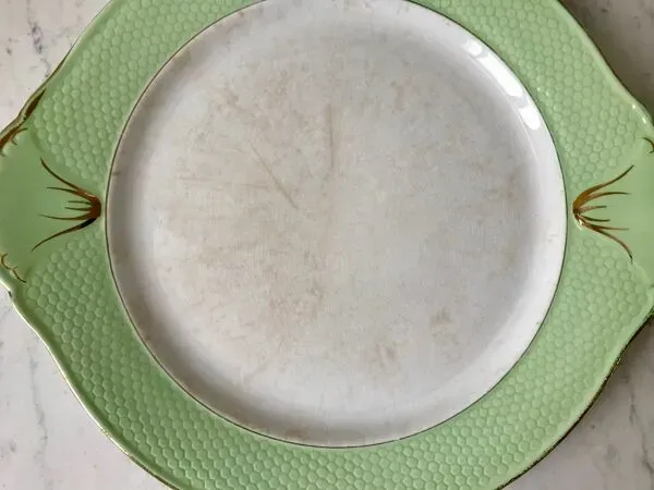 Illustration numéro 2 du produit Plat à gâteaux vert pastel nid d'abeille moulin des loups / l'amandinoise années 52