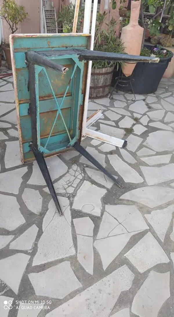 Illustration numéro 2 du produit Table rectangulaire en acier Tolix