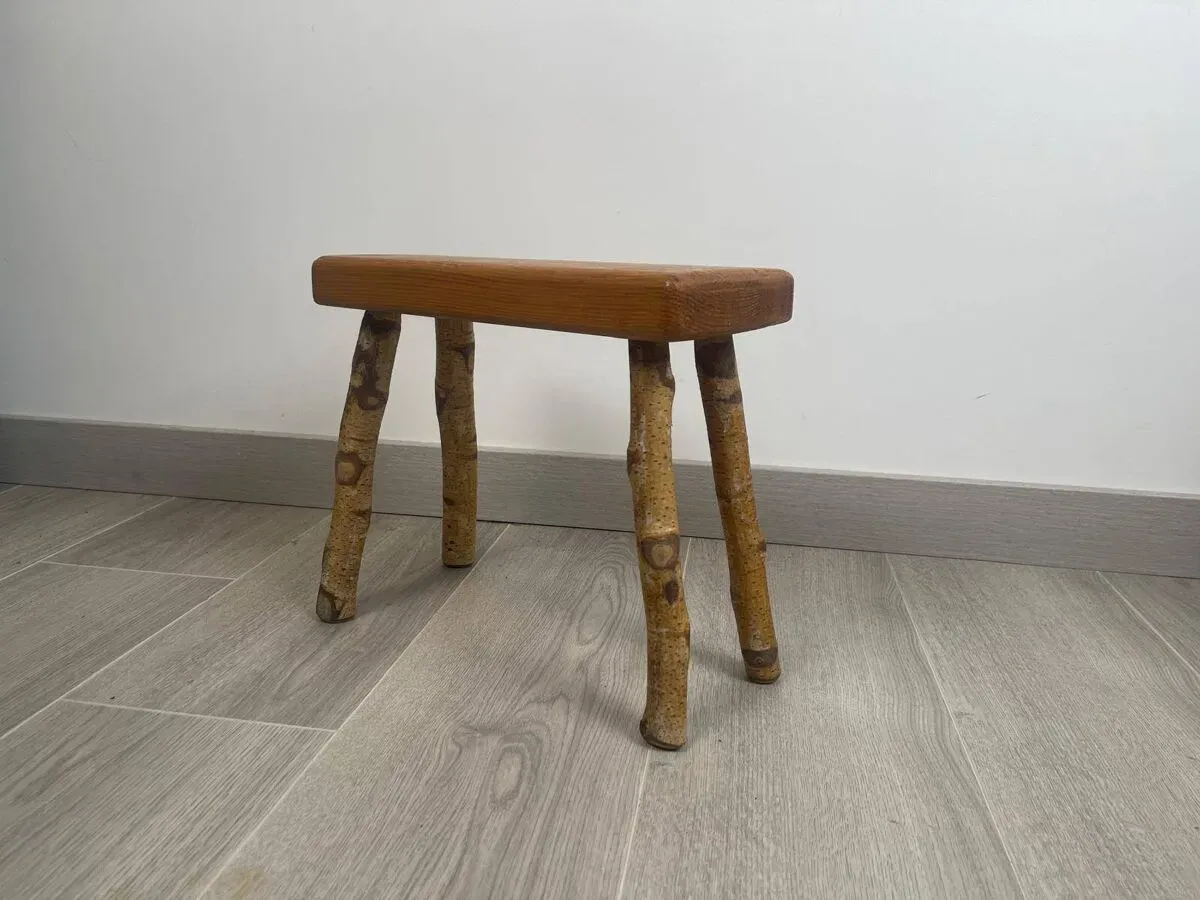 Illustration numéro 2 du produit Tabouret rectangulaire brutaliste artisanal