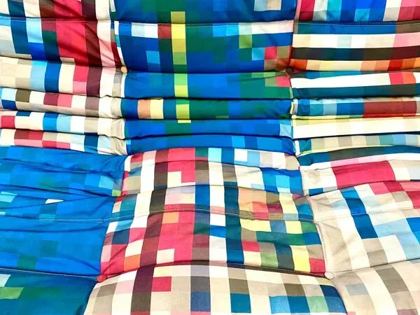 Illustration numéro 2 du produit Canapé 3 places Togo Shanghai en édition limitée, par Cristian Zuzunga pour Ligne Roset, 2012