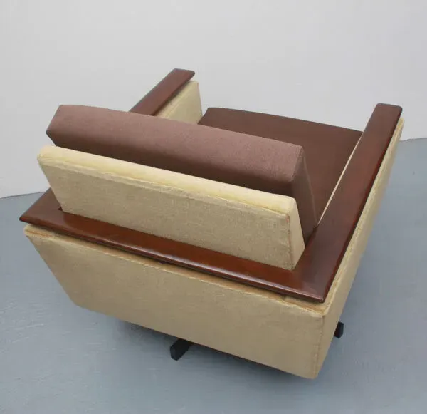 Illustration numéro 2 du produit Fauteuil pivotant des années 1960 en mohair-velours