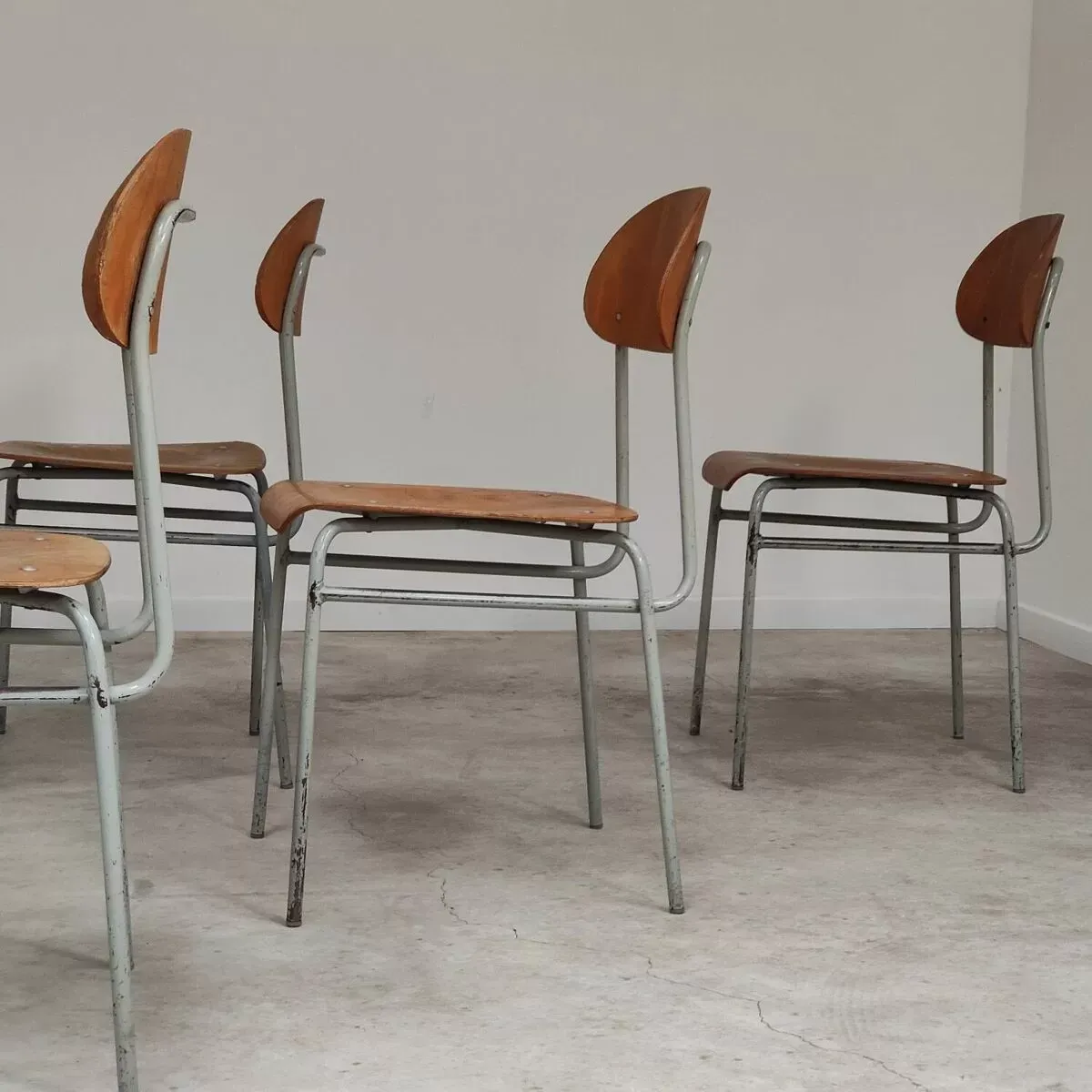 Illustration numéro 2 du produit Lot de 24 chaises chaises école style industriel ex Tchécoslovaquie 1950