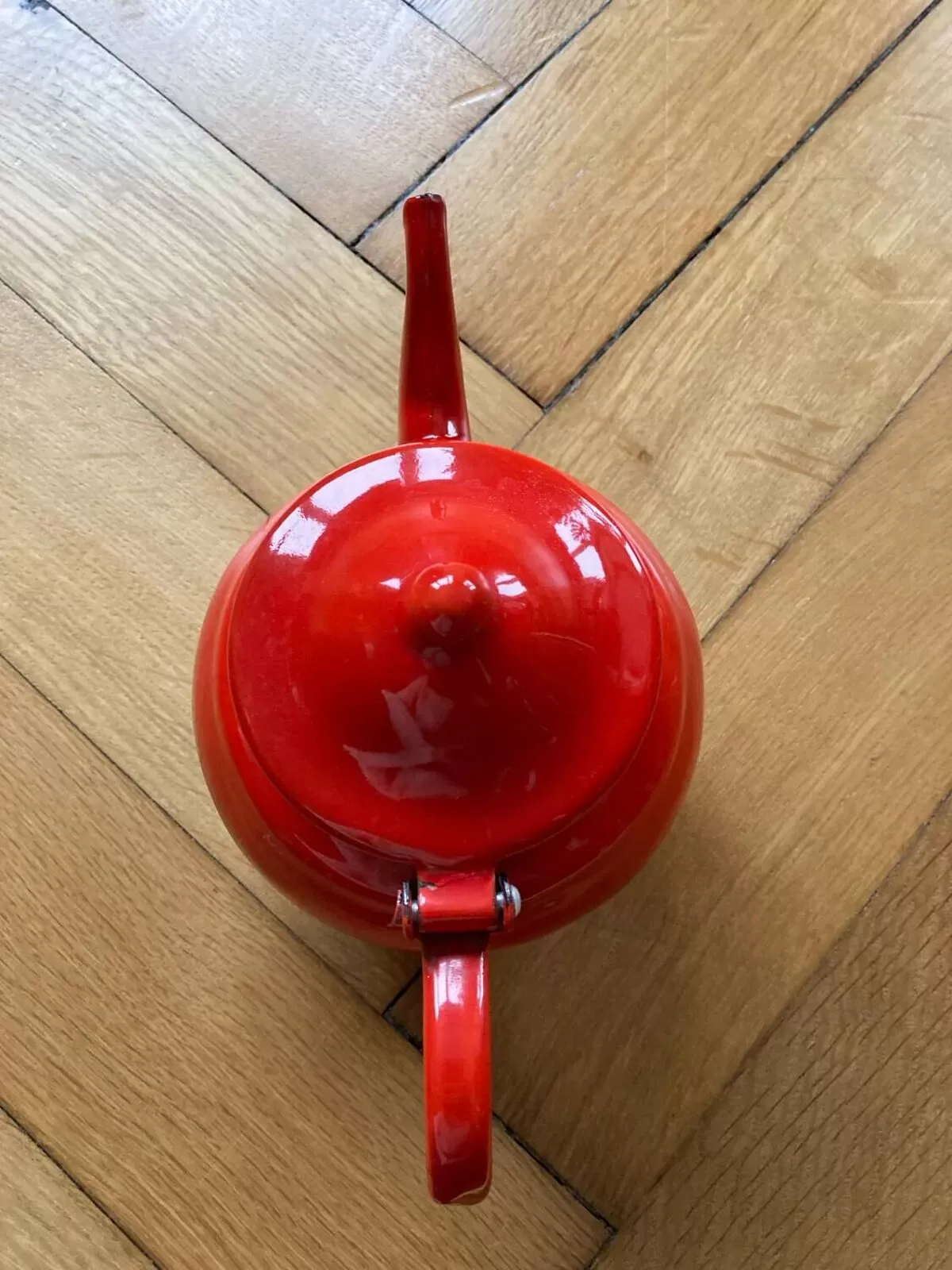 Illustration numéro 2 du produit Théière en émail rouge