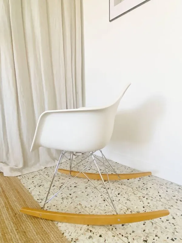 Illustration numéro 2 du produit Fauteuil chaise à bascule Eames Plastic Armchair RE RAR