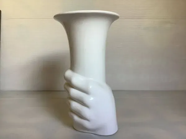 Illustration numéro 2 du produit Vase main année 70