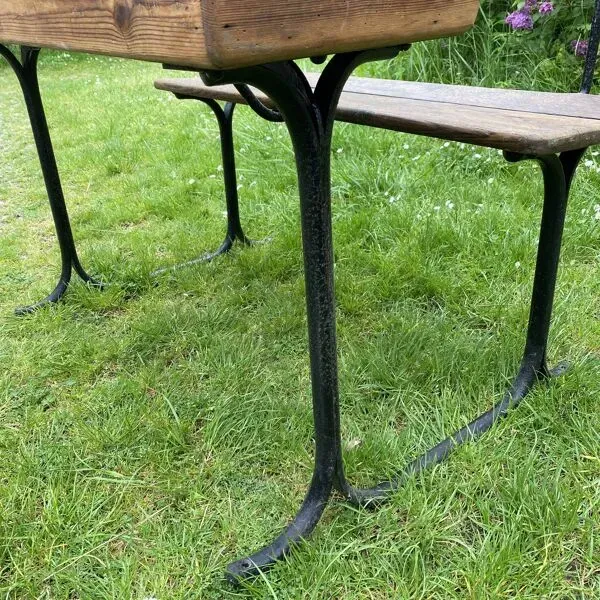 Illustration numéro 2 du produit Bureau d’écolier ancien en bois et fonte