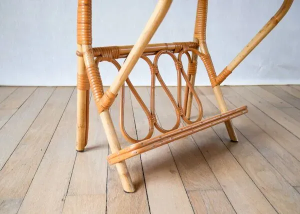 Illustration numéro 2 du produit Table d'appoint porte-revues en rotin et bambou 1960