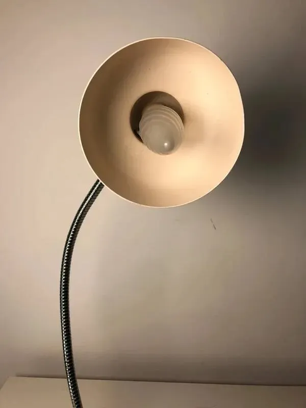 Illustration numéro 2 du produit Lampe vintage années 60 en métal articulé – blanc cassé