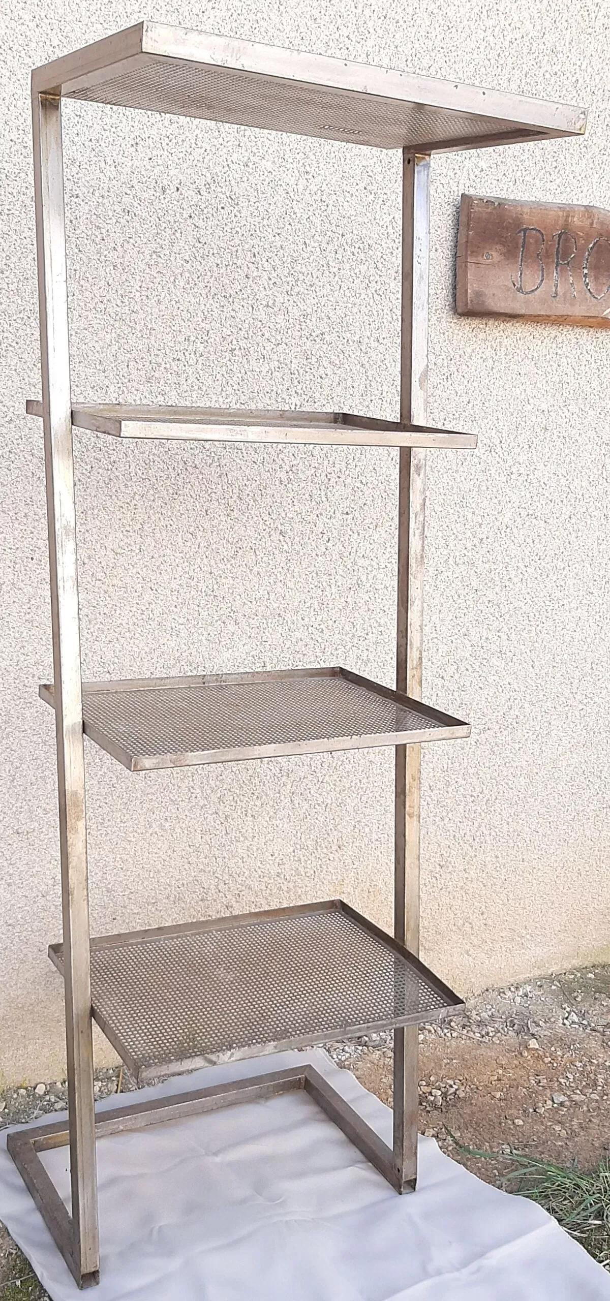 Illustration numéro 2 du produit Etagère industrielle zigzag en métal perforé