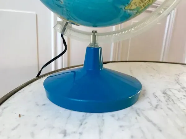 Illustration numéro 2 du produit Globe terrestre lumineux années 70