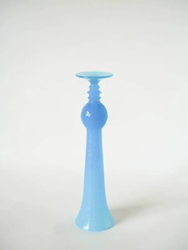 Illustration numéro 2 du produit Vase en opaline à col dentelé et texturé, bleu, 1960