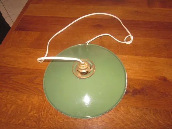 Illustration numéro 2 du produit Suspension ancienne en tole emaillée