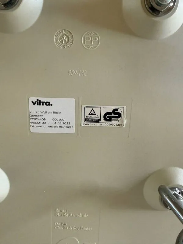 Illustration numéro 2 du produit 5 chaises vitra