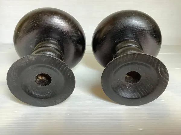 Illustration numéro 2 du produit Paire de bougeoirs en bois teinté noir