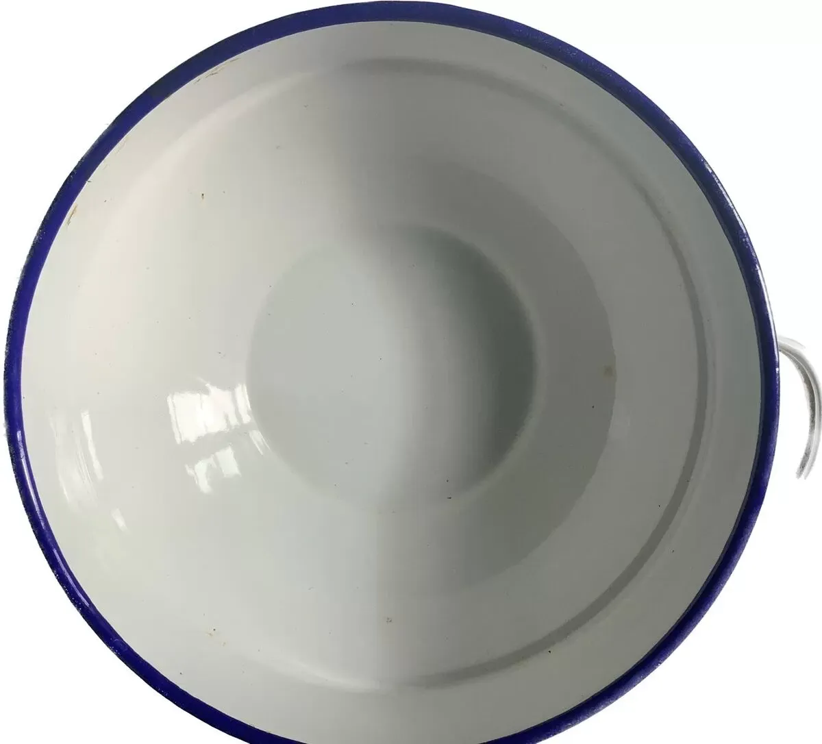 Illustration numéro 2 du produit Soupière en tôle émaillée