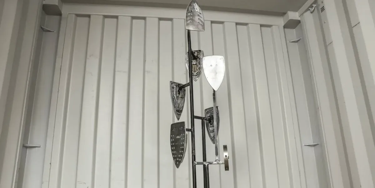 Illustration numéro 2 du produit Porte chapeau monteau French Hat Hanger handcrafted industrial vintage