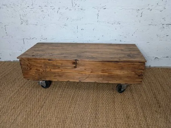 Illustration numéro 2 du produit Table basse rustique sur roulettes