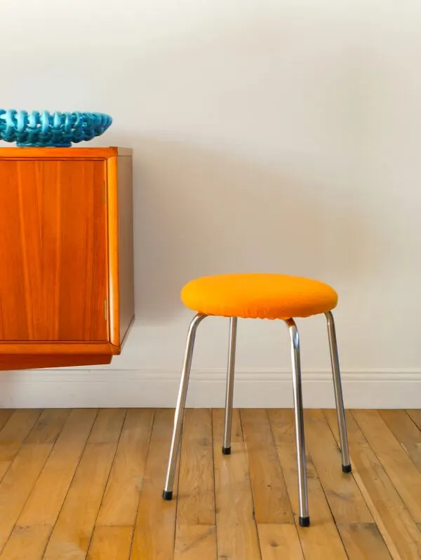 Illustration numéro 2 du produit Tabouret en chrome et laine bouillie, orange, 1970