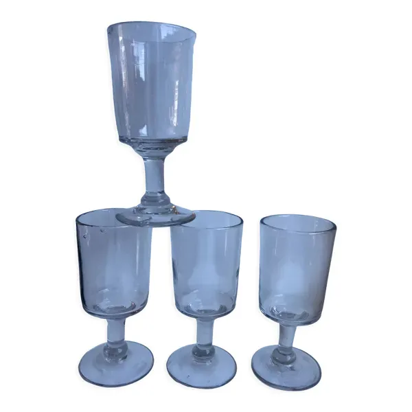 Illustration numéro 2 du produit Lot de 4 verres à vin en verre soufflé fin XIXème