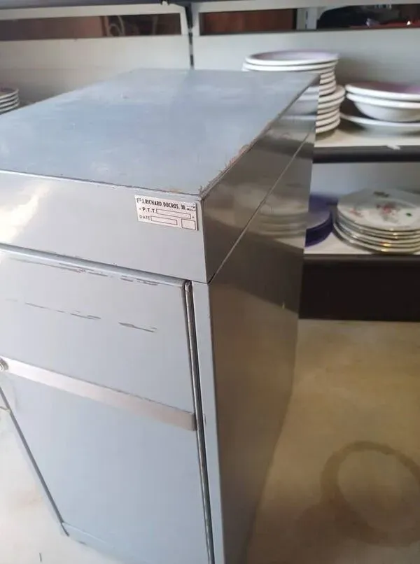 Illustration numéro 2 du produit Ancien casier industriel ptt 1975