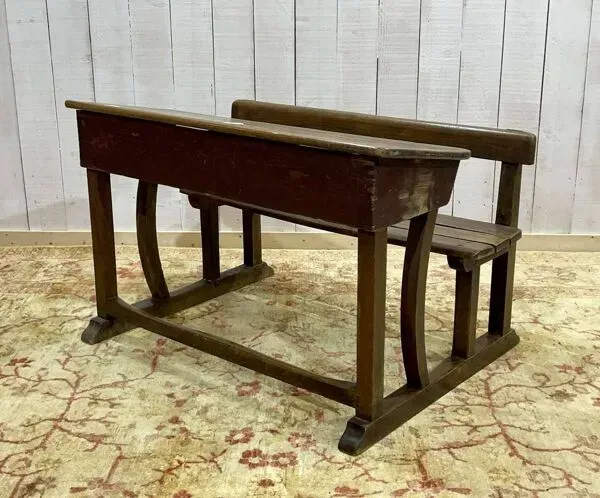 Illustration numéro 2 du produit Bureau d'écolier en chêne début XXème avec ses encriers en porcelaine