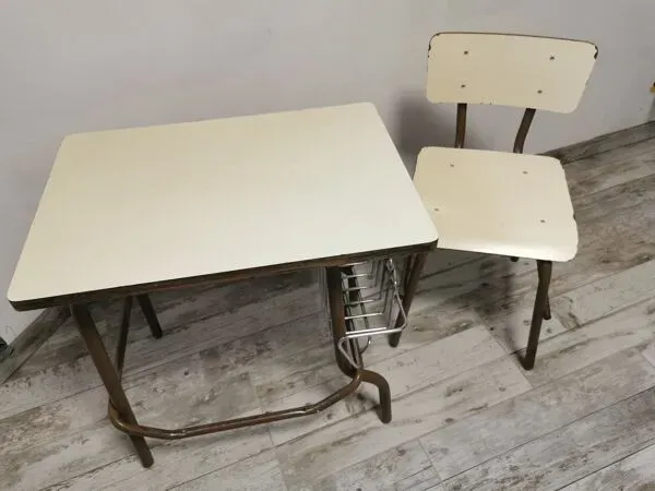 Illustration numéro 2 du produit Ensemble bureau et chaise d'écolier vintage, provenance espagne