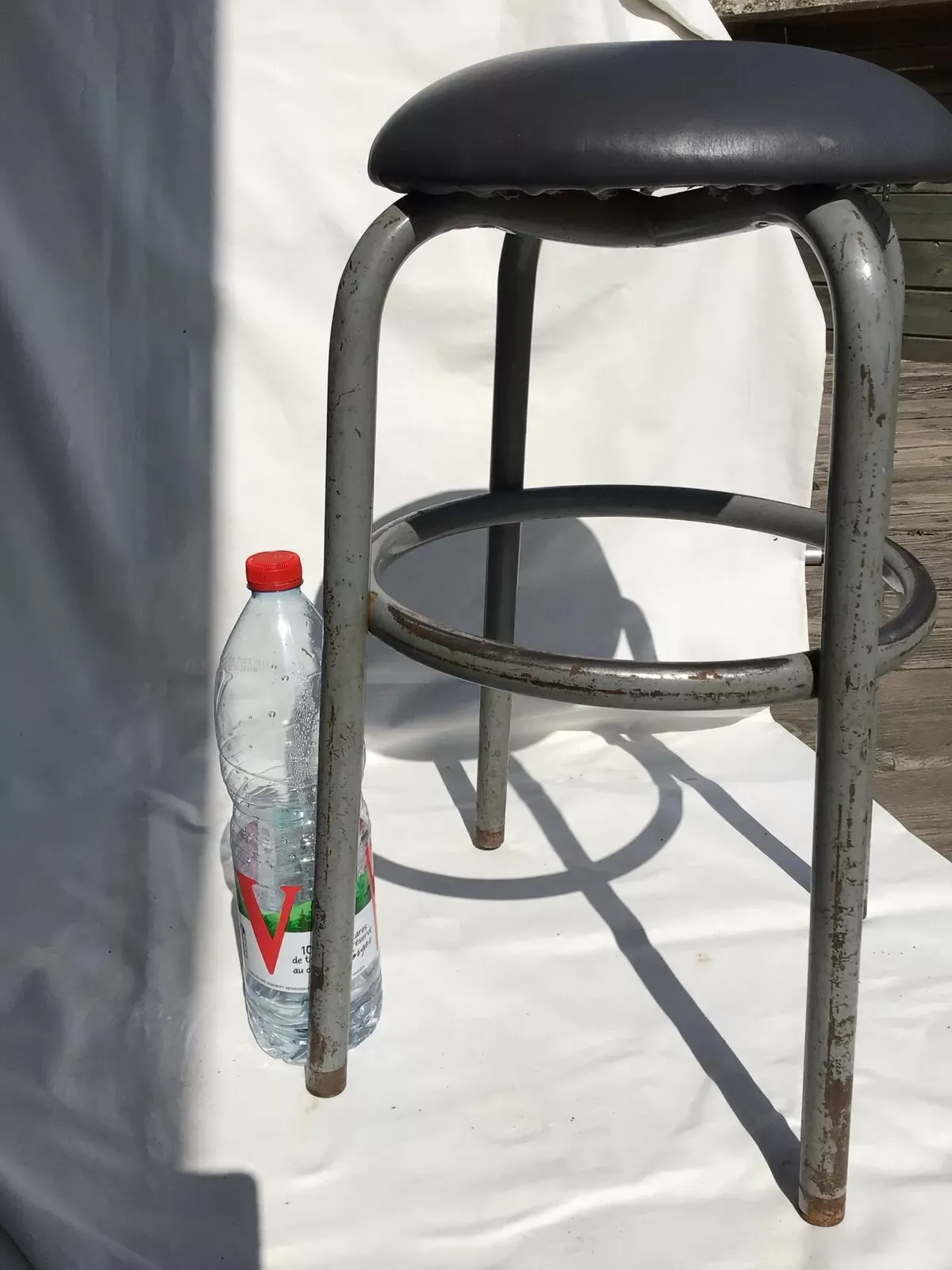 Illustration numéro 2 du produit Tabouret industriel assise cuir gris foncé