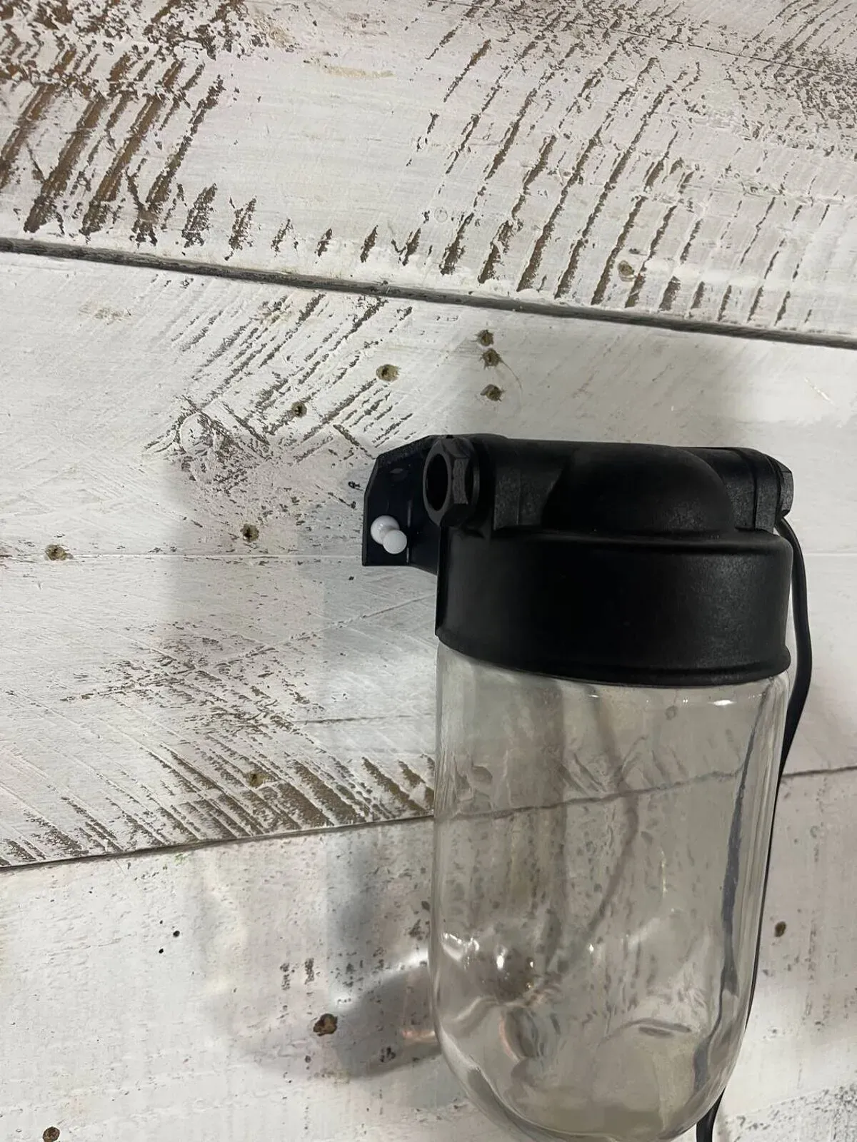 Illustration numéro 2 du produit Applique en verre et bakélite