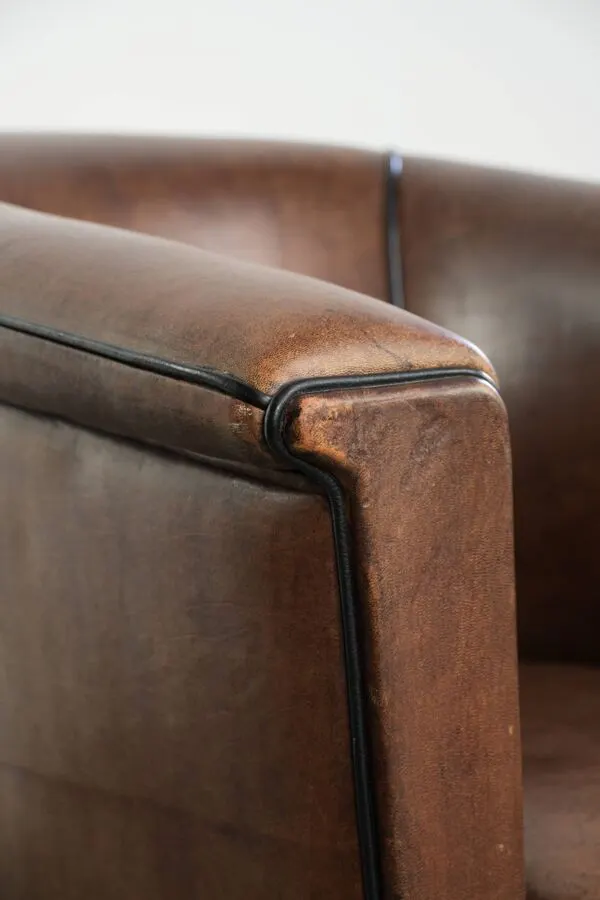 Illustration numéro 2 du produit Fauteuil club en cuir de mouton de style Art Déco avec un passepoil noir