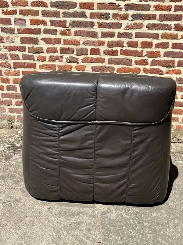 Illustration numéro 2 du produit Paire de fauteuils club en cuir patiné