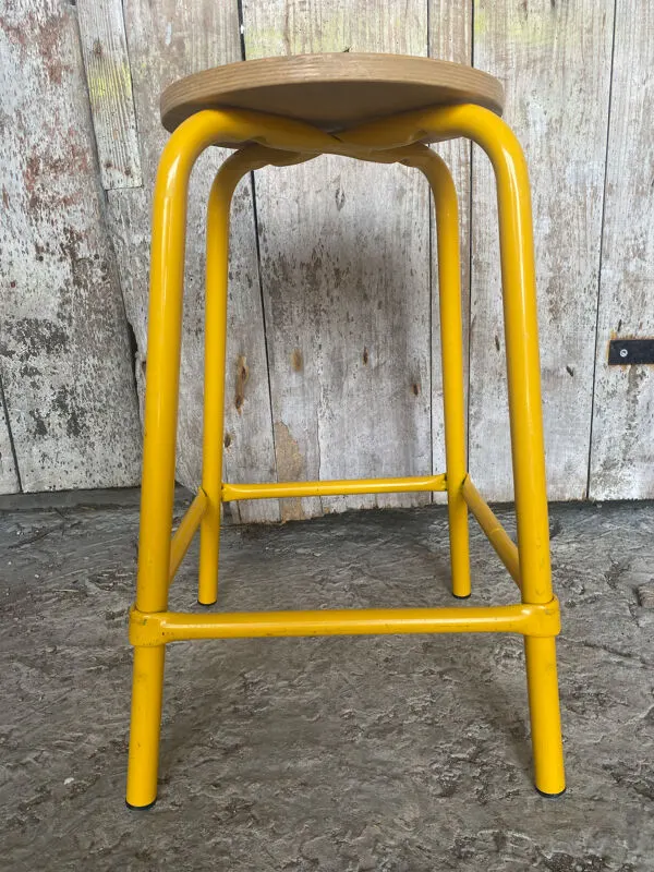 Illustration numéro 2 du produit Tabouret Industriel Ancien DPC Tube Métal Jaune + Assise Bois Vintage